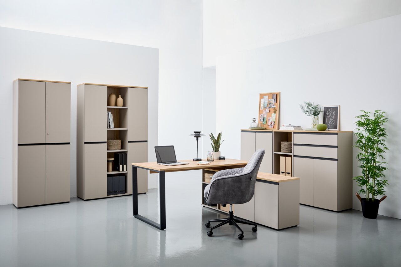 Modern kantoormeubilair in een lichte ruimte, bestaande uit een hoekbureau, meerdere archiefkasten en een rolcontainer. Aanzicht van voren.