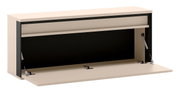 Beige wandkast met neerklapbare frontklep en gasveren, open vak en zwart interieur, weergegeven in schuin vooraanzicht.