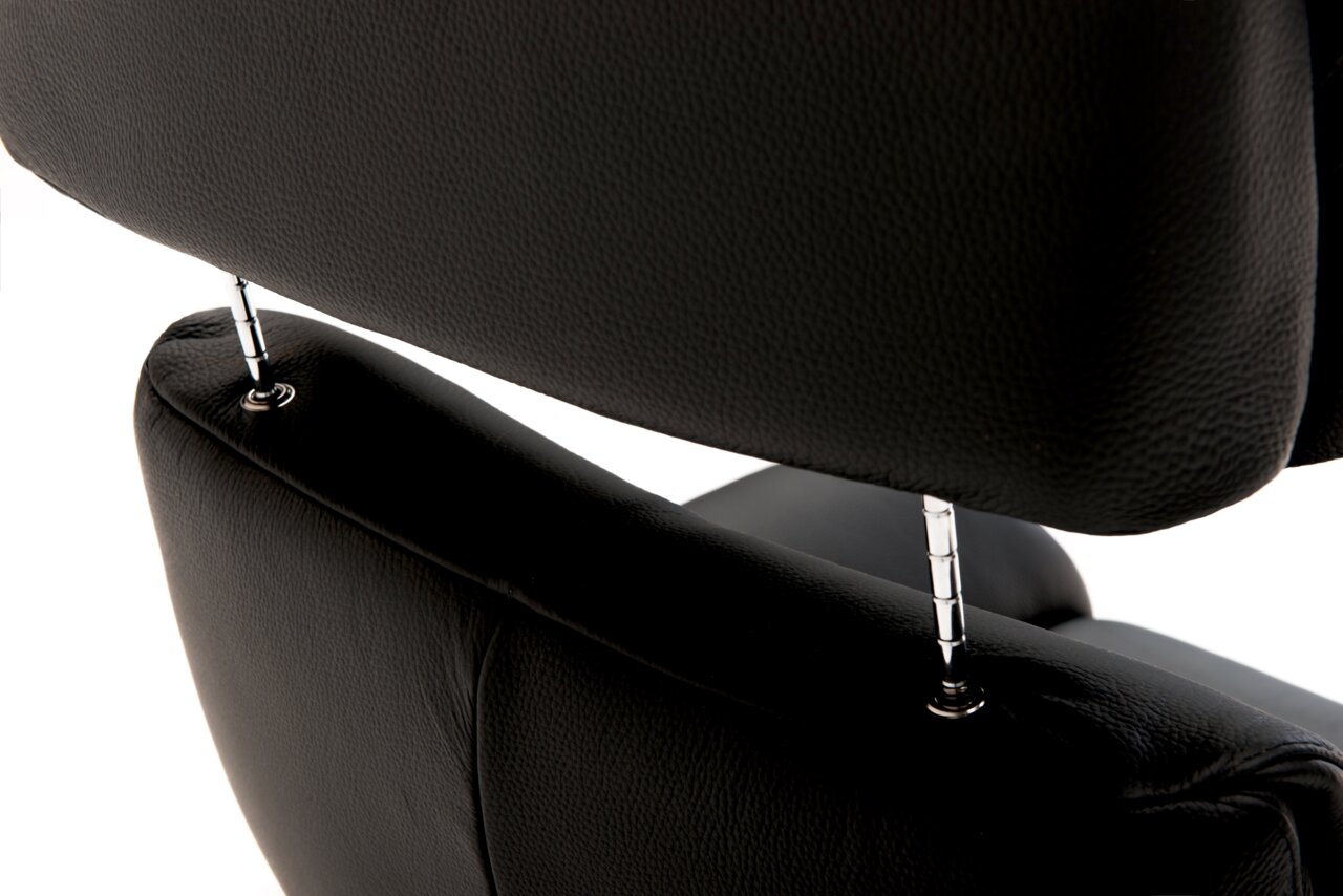 Nahaufnahme der schwarzen Lederpolsterung eines Relaxsessels, von hinten betrachtet.