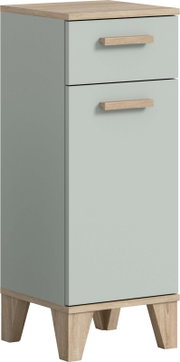 Schmaler Nachttisch/Beistellschrank in Hellgrau mit Holzplatte, Holzgriffen und Holzfüßen, mit Schublade und Tür, in frontaler leicht seitlicher Ansicht