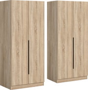 Zweitüriger Kleiderschrank in heller Holzoptik mit langen schwarzen Griffleisten, freistehend auf Sockel, in schräger Frontansicht (3/4-Perspektive) vor weißem Hintergrund