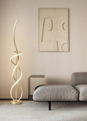 Moderne Stehleuchte Indigo mit geschwungenem Design, seitliche Perspektive im Wohnzimmer.