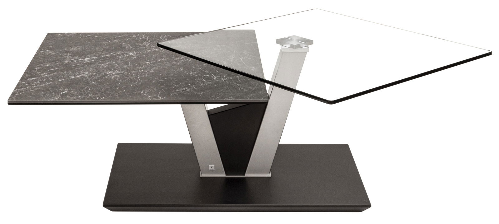 Moderner Couchtisch mit zwei versetzten Tischplatten, eine aus Glas und eine mit Marmoroptik, auf einem V-förmigen Metallgestell. Seitenansicht.