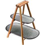 Zweistöckige Etagere aus Holz mit zwei ovalen Keramiktellern, seitliche Perspektive