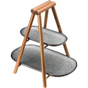 Zweistöckige Etagere aus Holz mit zwei ovalen Keramiktellern, seitliche Perspektive