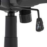 Nahaufnahme der Höhenverstellung eines Gaming-Stuhls von unten betrachtet.