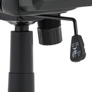 Nahaufnahme der Höhenverstellung eines Gaming-Stuhls von unten betrachtet.