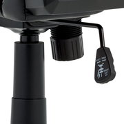 Nahaufnahme der Höhenverstellung eines Gaming-Stuhls von unten betrachtet.