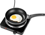 Schwarze elektrische Einzelkochplatte mit Temperaturregler, darauf eine beschichtete Bratpfanne mit Spiegelei, aus schräger Vogelperspektive