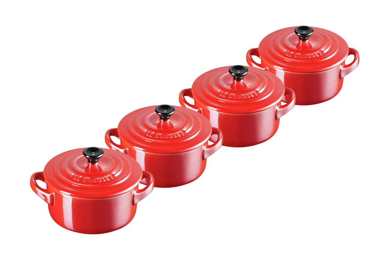 LE CREUSET Mini-Cocotte 4er-Set 10cm Metallics Kirschrot Vierer-Set rote Mini Cocottes aus Metall, seitliche Perspektive