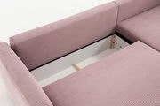 Nahaufnahme einer rosa gepolsterten Rundecke mit Stauraum, von oben betrachtet.