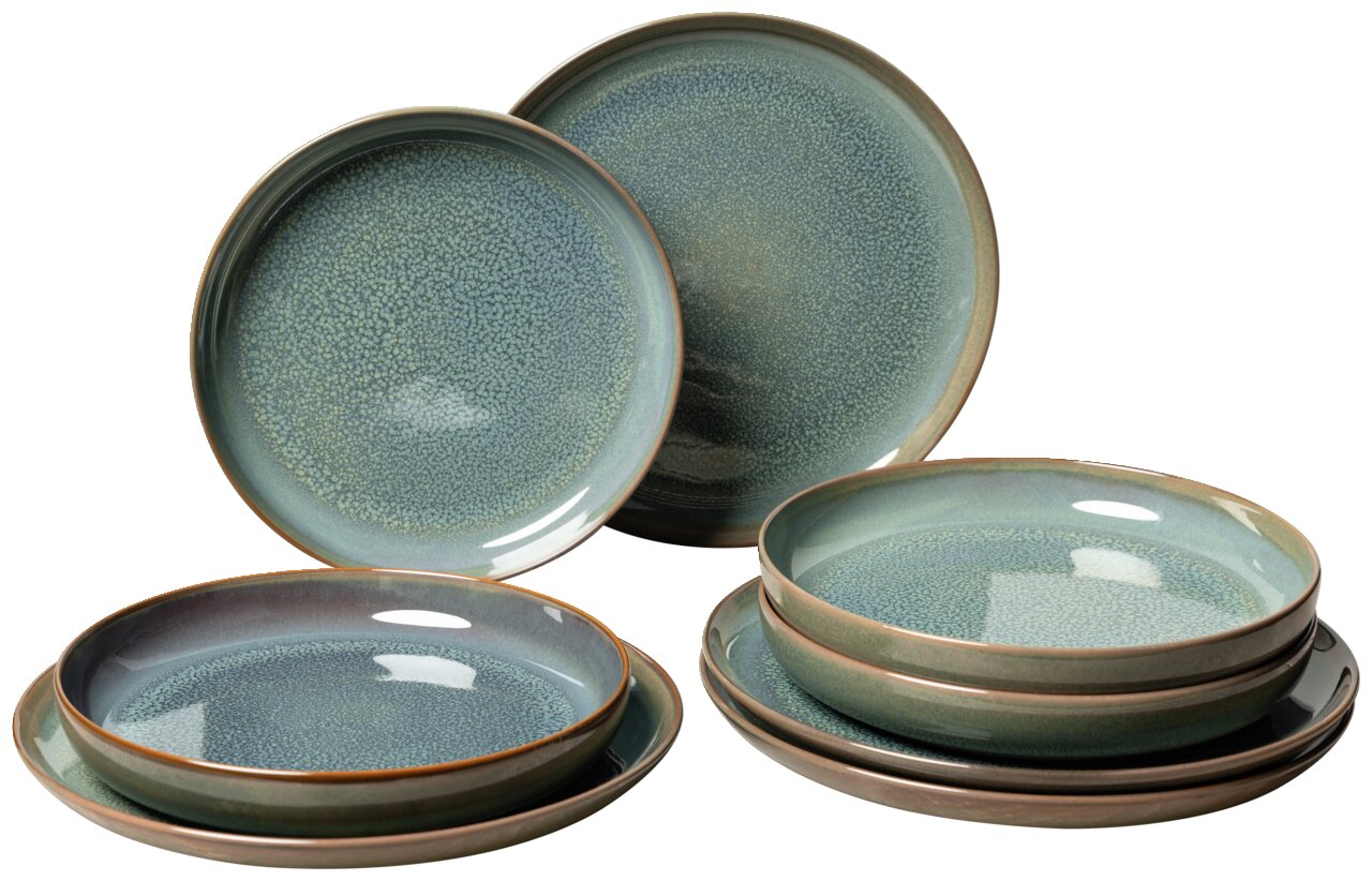 Like by Villeroy & Boch Tafelset 8-tlg. CRAFTED BREEZE Ein 8-teiliges Tafelset Breeze in einer schrägen Perspektive, bestehend aus eleganten, grün-blauen Tellern mit feiner Textur und braunem Rand.