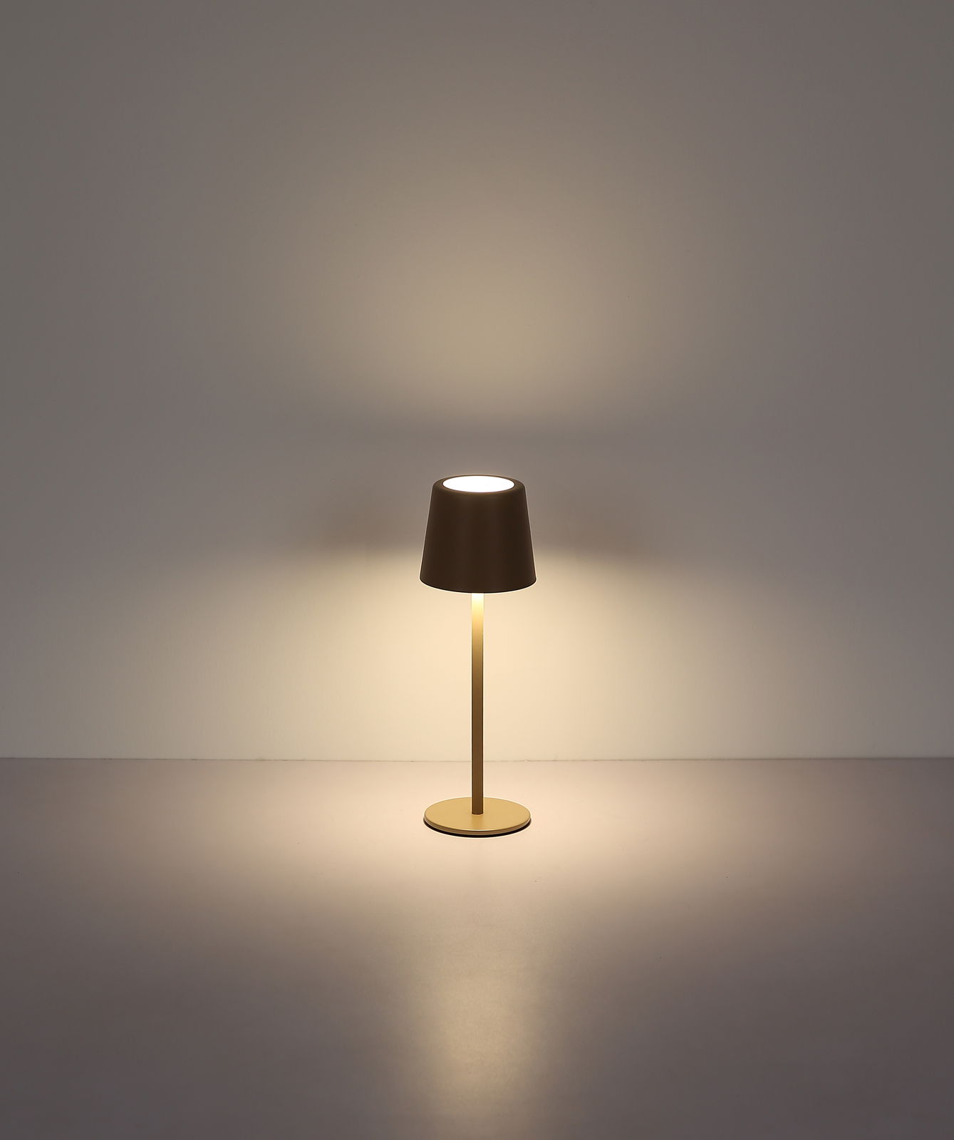 Moderne Tischleuchte mit braunem Lampenschirm, frontal betrachtet, auf einem schlichten Hintergrund.