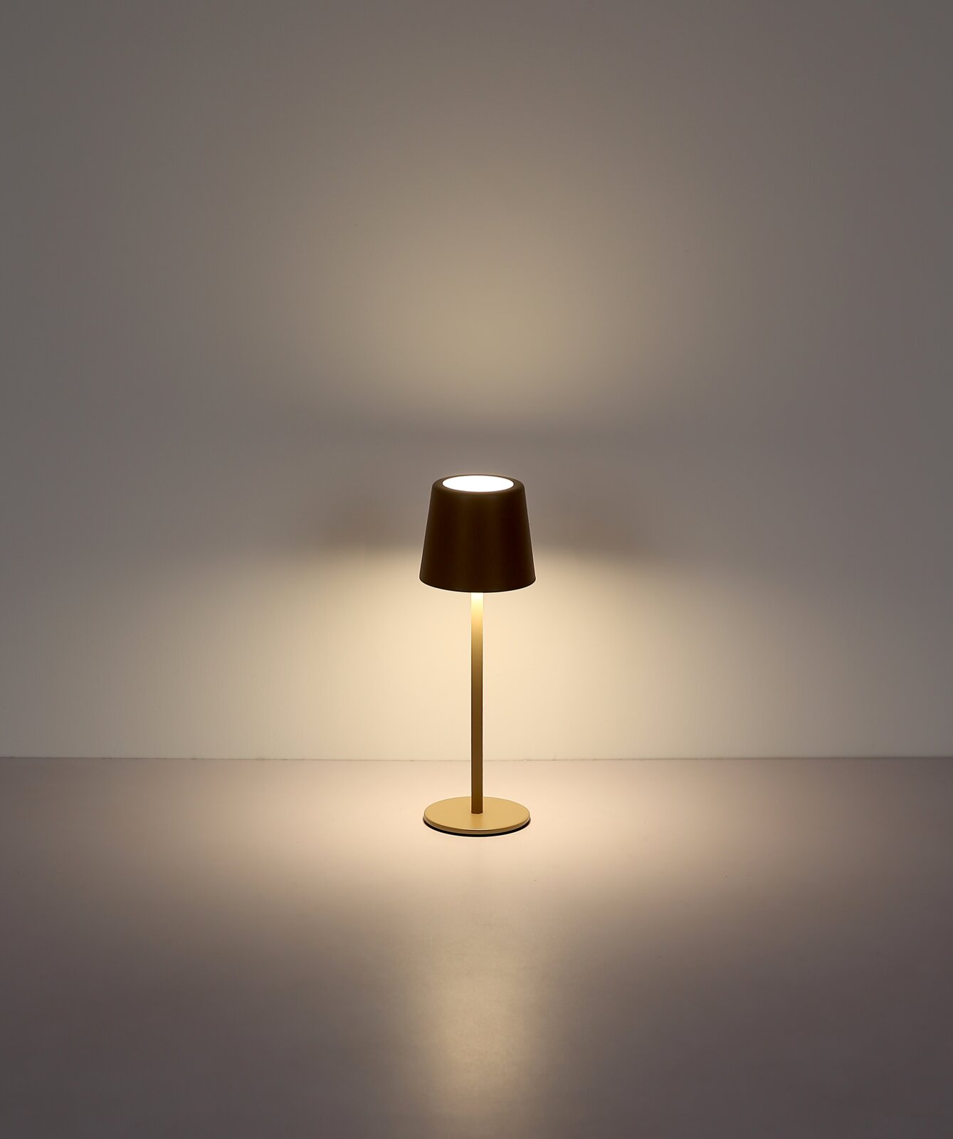 Moderne Tischleuchte mit braunem Lampenschirm, frontal betrachtet, auf einem schlichten Hintergrund.