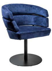 Blauer Sessel mit modernem Design, drehbar auf einem schwarzen Metallfuß, seitliche Perspektive