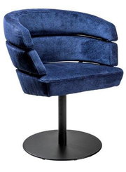 Blauer Sessel mit modernem Design, drehbar auf einem schwarzen Metallfuß, seitliche Perspektive