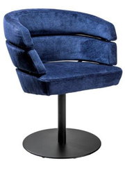 Blauer Sessel mit modernem Design, drehbar auf einem schwarzen Metallfuß, seitliche Perspektive