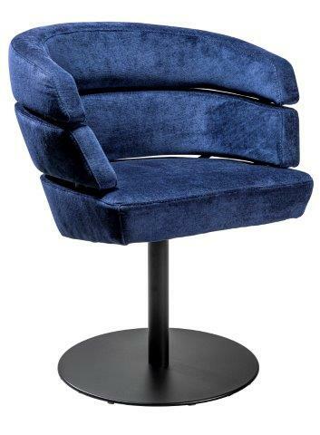 Blauer Sessel mit modernem Design, drehbar auf einem schwarzen Metallfuß, seitliche Perspektive