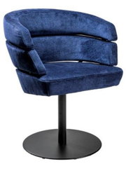 Blauwe fauteuil met een modern ontwerp, draaibaar op een zwart metalen onderstel, zijaanzicht