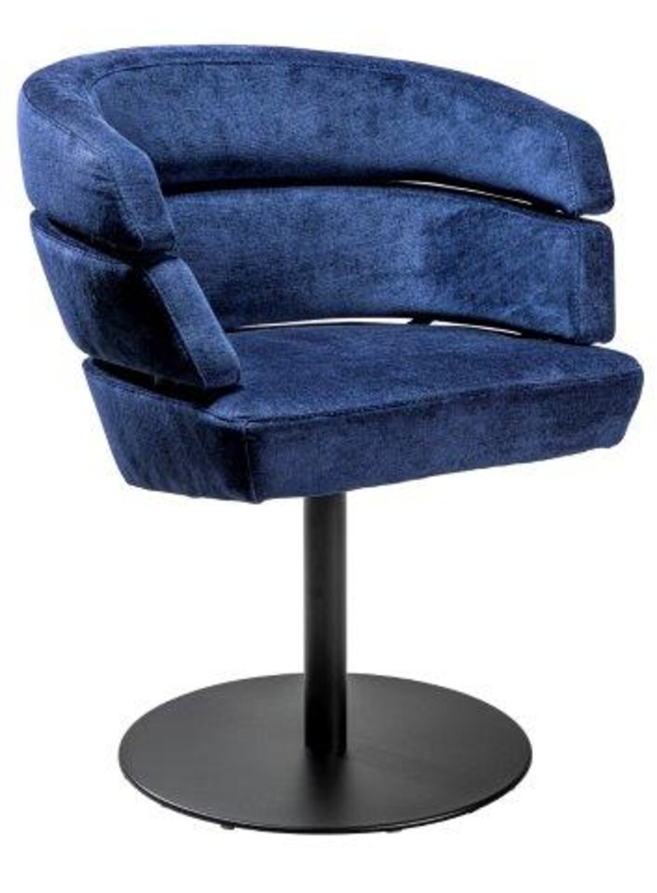 Blauwe fauteuil met een modern ontwerp, draaibaar op een zwart metalen onderstel, zijaanzicht