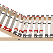 Nahaufnahme eines Lattenrostes mit verstellbaren Leisten und roten sowie grauen Kunststoffelementen, seitliche Perspektive.