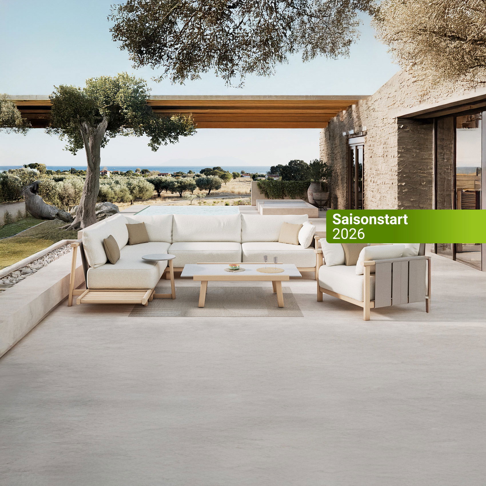 Moderne Outdoor-Lounge auf Terrasse mit Olivenbäumen und Meerblick, Saisonstart 2026
