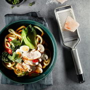 Feinreibe PRIMELINE, Mini aus der Vogelperspektive neben einer Schüssel mit asiatischem Gericht.