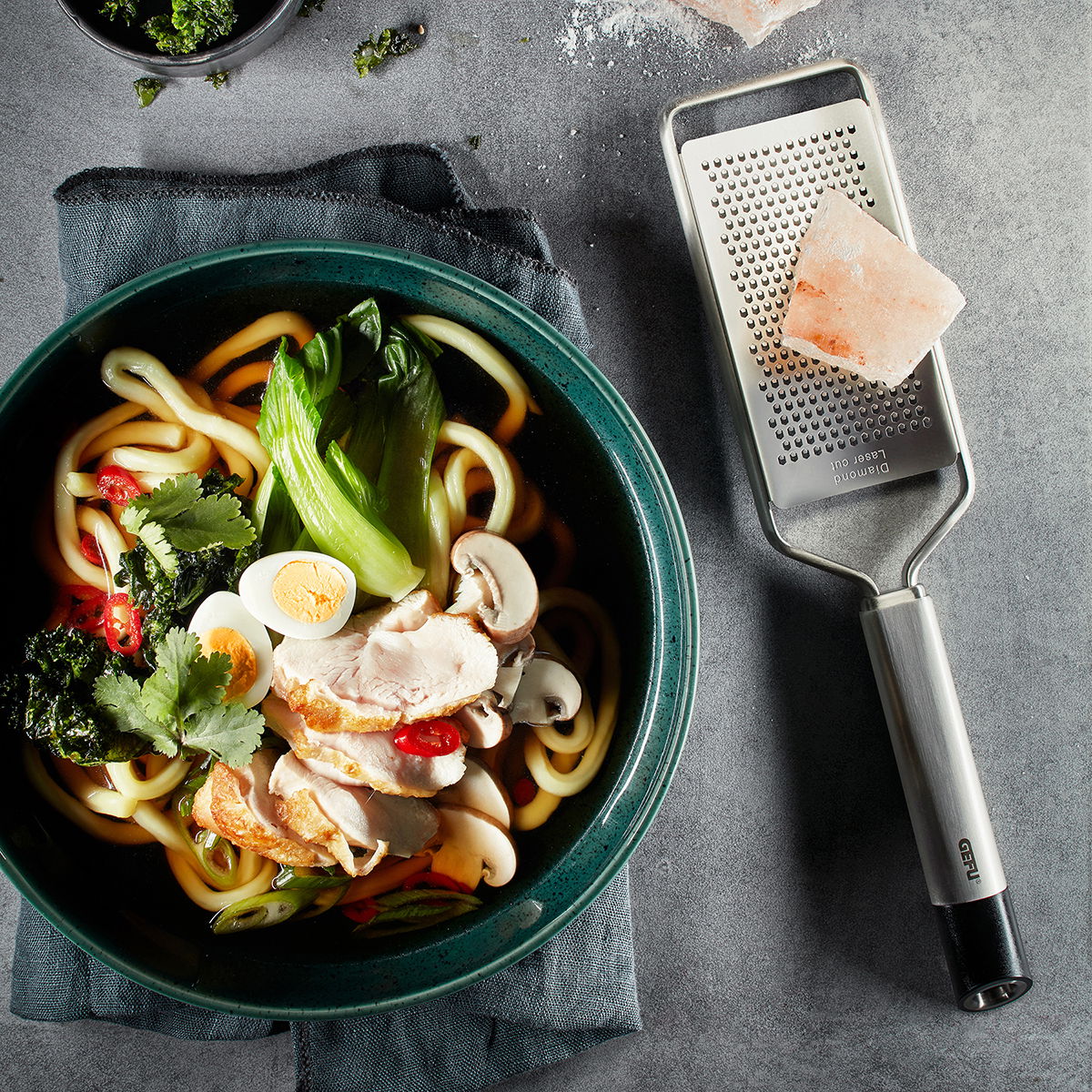 Feinreibe PRIMELINE, Mini aus der Vogelperspektive neben einer Schüssel mit asiatischem Gericht.