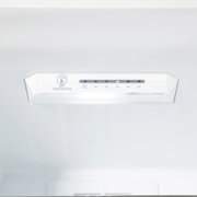 Innenansicht eines Kühlschranks mit Temperatur-Einstellpanel und LED-Anzeige (2–8 °C, Fast Cool), frontal von vorne aufgenommen