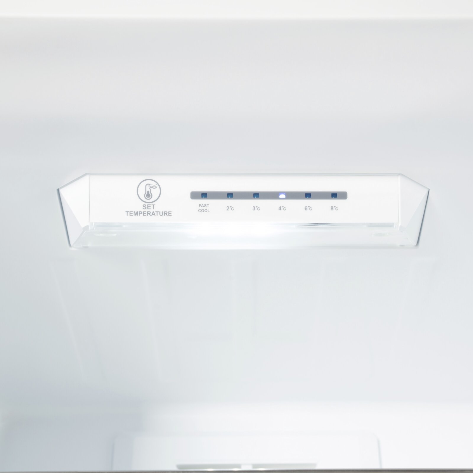 Innenansicht eines Kühlschranks mit Temperatur-Einstellpanel und LED-Anzeige (2–8 °C, Fast Cool), frontal von vorne aufgenommen