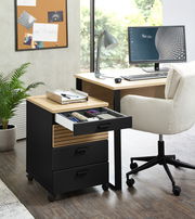 Rollcontainer mit drei Schubladen, teilweise geöffnet, in einem modernen Büro mit Schreibtisch und Stuhl, seitliche Perspektive