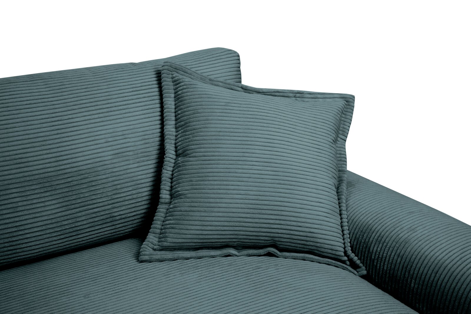 Nahaufnahme eines Big-Sofas mit geripptem Stoffbezug in Grün, inklusive passendem Kissen, seitliche Perspektive.
