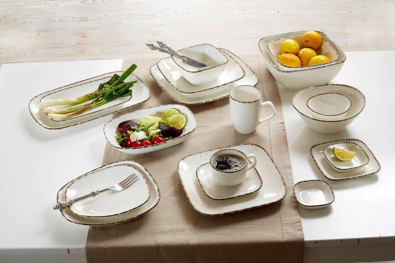 Ritzenhoff & Breker Servierschale CASA Vogelperspektive auf ein Set von Servierschalen und Geschirr in Beige mit rustikalem Design, gefüllt mit verschiedenen Lebensmitteln.