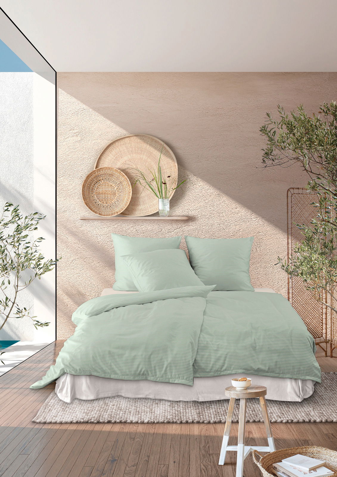 Bettwäsche-Set in sanftem Grün auf einem Bett, umgeben von natürlicher Dekoration und Pflanzen, aus der Perspektive eines gemütlichen Schlafzimmers.