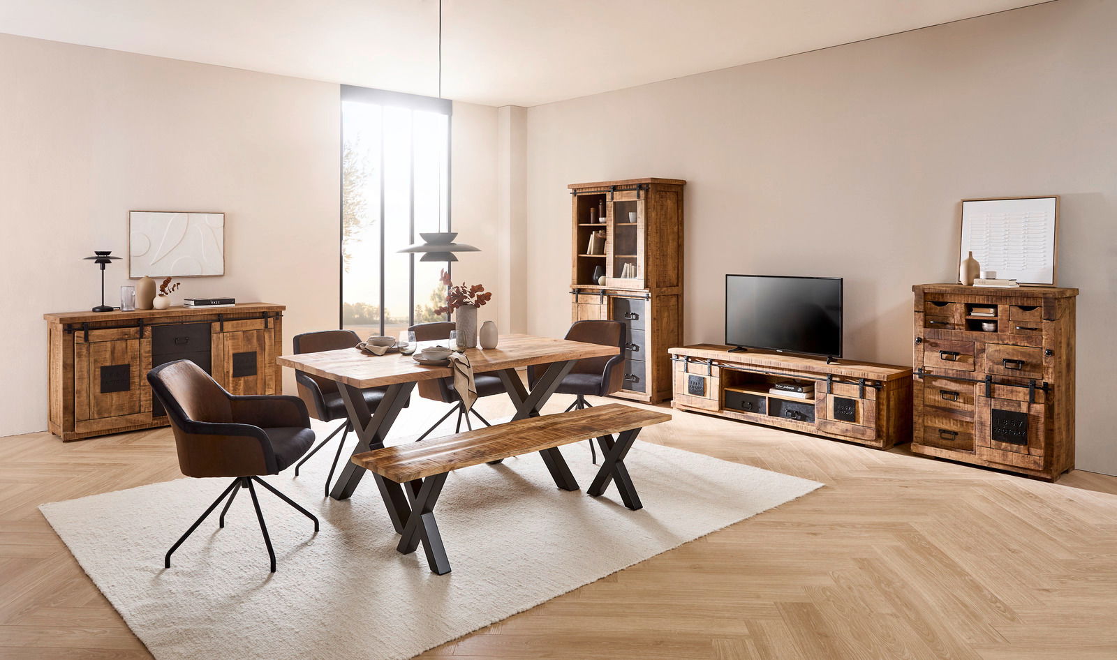 Landscape Ladekast BARNEY Esszimmer mit rustikalem Holztisch, Bank und Stühlen, umgeben von passenden Holzschränken und einem TV-Lowboard, seitliche Perspektive.