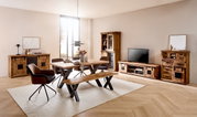 Esszimmer mit rustikalem Holztisch, Bank und Stühlen, umgeben von passenden Holzschränken und einem TV-Lowboard, seitliche Perspektive.