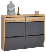 Moderner Hängeschuhschrank in Holzoptik mit grauen Fronten, dekoriert mit Vasen und einer Skulptur, Frontalansicht.