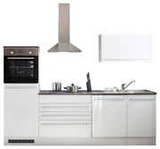 Moderne Küchenzeile ohne Elektrogeräte, Frontansicht mit Herd, Dunstabzugshaube, Schränken und Spüle.