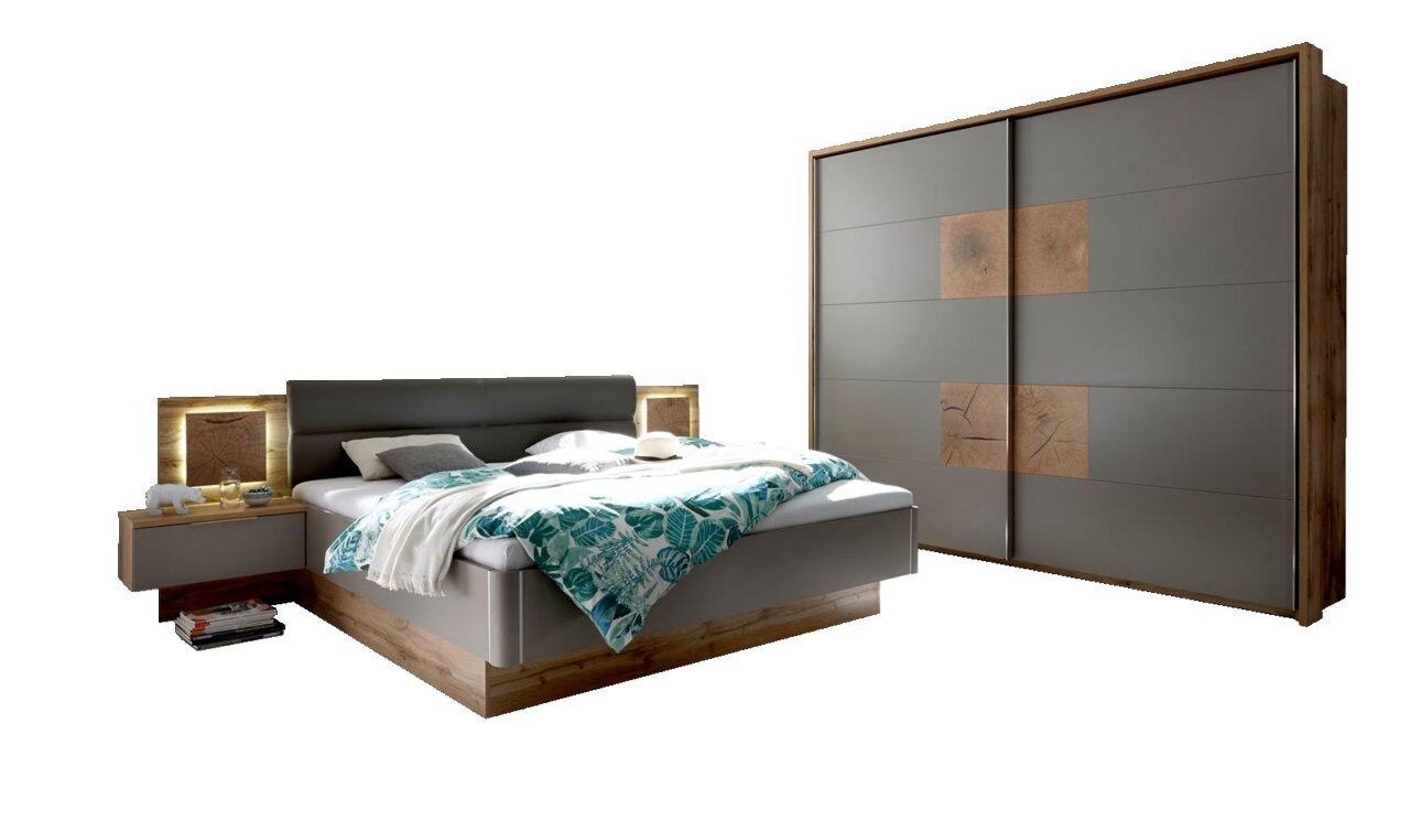 Modernes Schlafzimmer mit einem grauen Schwebetürenschrank und einem Bett mit Holz- und Grauelementen, seitliche Perspektive.