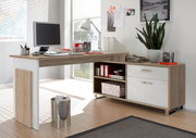 Moderner Eck-Schreibtisch in Holzoptik mit weißem Gestell, ausgestattet mit Monitor, Schreibtischlampe und Büromaterialien, seitliche Perspektive.