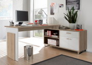 Moderner Eck-Schreibtisch in Holzoptik mit weißem Gestell, ausgestattet mit Monitor, Schreibtischlampe und Büromaterialien, seitliche Perspektive.