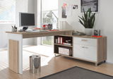Moderner Eck-Schreibtisch in Holzoptik mit weißem Gestell, ausgestattet mit Monitor, Schreibtischlampe und Büromaterialien, seitliche Perspektive.