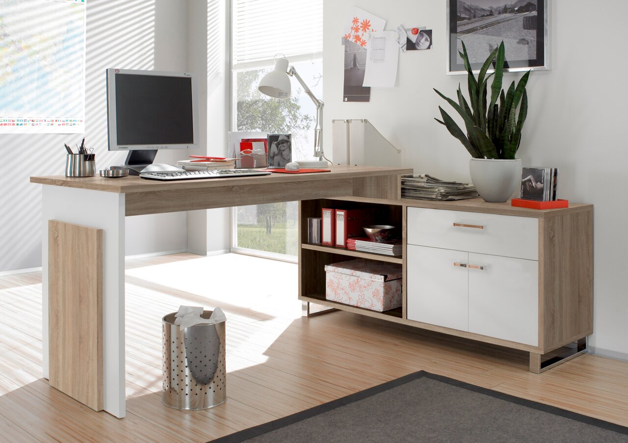 Modern hoekbureau in houtlook met wit onderstel, voorzien van een beeldscherm, bureaulamp en kantoorbenodigdheden, zijaanzicht.