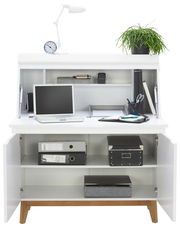 Moderner weißer Sekretär mit geöffneter Frontansicht, ausgestattet mit Laptop, Schreibtischlampe, Uhr, Pflanze und Büromaterialien.