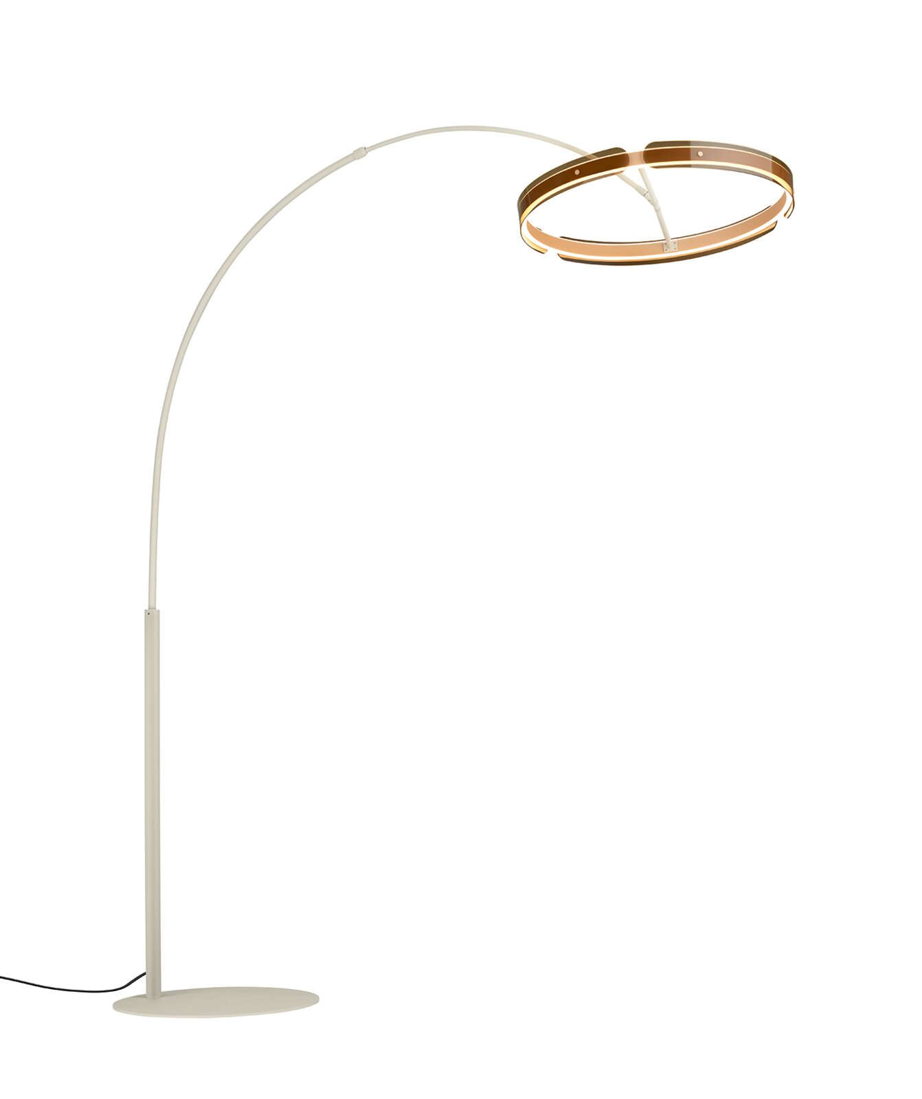 Moderne LED-Bogen-Stehleuchte in Weiß mit ovalem Standfuß und ringförmigem, warm leuchtendem Leuchtenkopf in Kupferoptik, freigestellt auf weißem Hintergrund, Perspektive: seitliche Ansicht leicht von vorne