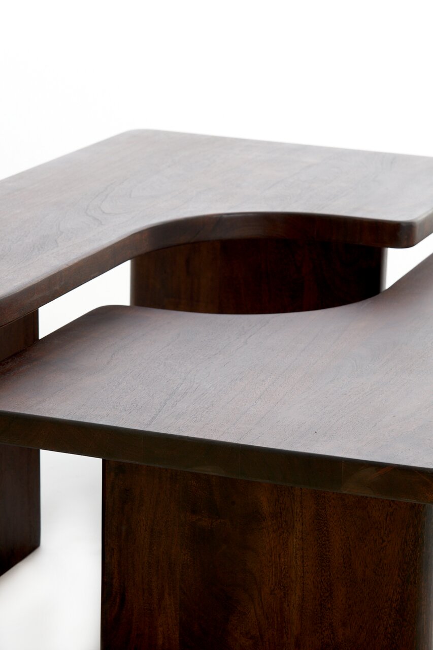 Moderner Couchtisch aus dunklem Holz mit geschwungenem Design, seitliche Perspektive
