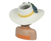 Weiße Damen-Sommerhut-Dekoration mit breiter Krempe, gelbem Band und floralem Akzent, auf Büstenfigur – Rückansicht leicht von oben