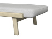 Nahaufnahme einer Sonnenliege mit hellem Holzrahmen und weißem Polster, seitliche Perspektive