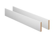 Zwei weiße Umbauseiten aus Holzwerkstoff, perspektivisch von der Seite betrachtet.