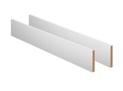 Zwei weiße Umbauseiten aus Holzwerkstoff, perspektivisch von der Seite betrachtet.